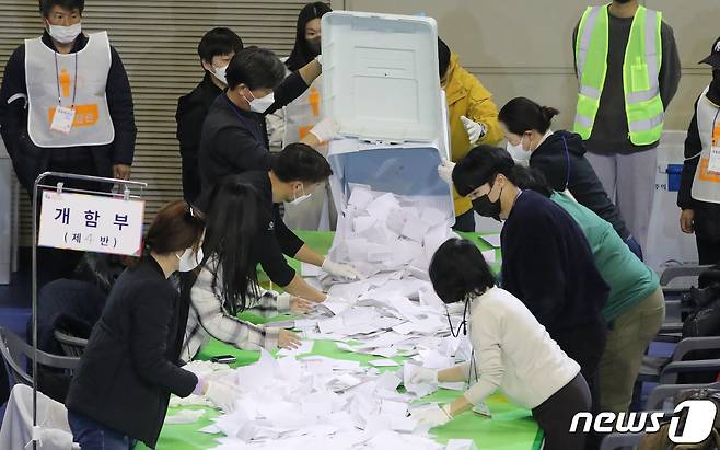 제20대 대통령 선거 투표가 끝난 9일 대전 서구 KT인재개발원에 마련된 개표소에서 개표사무원들이 투표용지를 분류하고 있다. 2022.3.9/뉴스1 © News1 김기태 기자