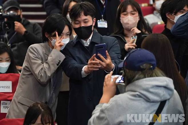 제20대 대통령선거일인 9일 배우 주현영이 서울 여의도 국회 의원회관 대회의실에 마련된 더불어민주당 개표상황실에 방문해 취재진과 셀카를 찍고 있다.