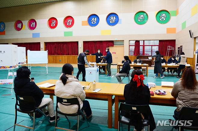 [남해=뉴시스] 차용현 기자 = 제20대 대통령선거 투표일인 9일 오전 경남 남해군 남해읍 해양초등학교에 마련된 남해읍 제4투표소에서 유권자들이 소중한 한표를 행사하고 있다. 2022.03.09. con@newsis.com