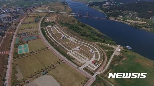 【구미=뉴시스】박홍식 기자 = 경북 구미시는 낙동강 둔치에 조성한 '구미캠핑장'을 오는 9월 개장한다고 13일 밝혔다. 구미시 지산동 낙동강 체육공원에 조성된 구미캠핑장 전경. 2017.08.13 (사진=구미시 제공)  photo@newsis.com