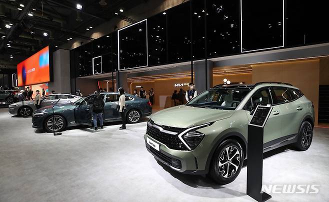 [고양=뉴시스] 고범준 기자 = 26일 오전 경기 고양시 일산서구 킨텍스 제2전시장에서 열린 2021 서울모빌리티쇼 개막식에 스포티지 하이브리드 HEV 전시되어 있다. 2021.11.26. bjko@newsis.com