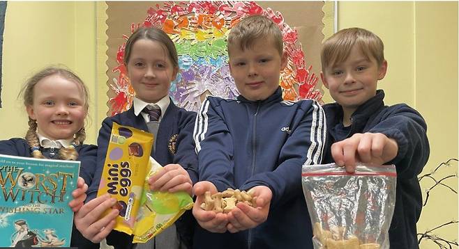 쿠키를 만들어 우크라이나 어린이 돕기 모금을 진행한 영국 노퍽의 덱스터(가운데 오른쪽)와 프레디 형제와 학교 친구들 출처 트위터