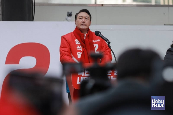 윤석열 대통령 당선인은 공약집을 통해 "어린이집과 유치원 교사의 처우를 개선하고 단계적 유보통합을 추진하겠다"고 약속했다. ⓒ베이비뉴스