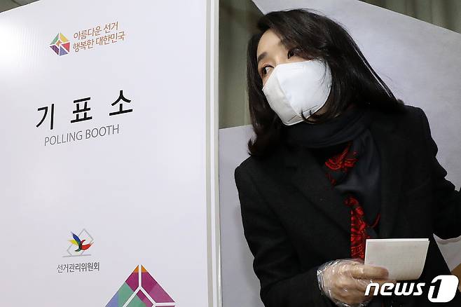 윤석열 당선인의 배우자인 김건희 여사가 지난 4일 오전 서울 서초1동 주민센터에 마련된 제20대 대통령선거 사전투표소에서 투표를 마친 후 기표소를 나서는 모습. 2022.3.4/뉴스1 © News1 이재명 기자