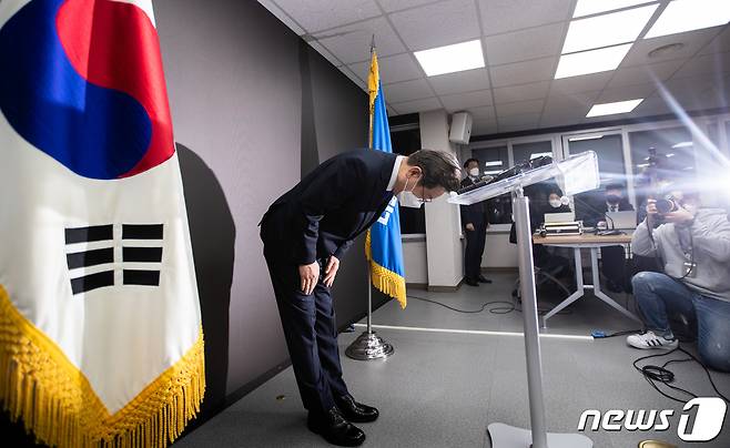 이재명 더불어민주당 후보가 10일 새벽 서울 여의도 중앙당사에서 열린 제20대 대통령선거 패배 선언 기자회견에서 고개 숙여 인사하고 있다. 이 후보는 이 자리에서 “최선을 다했지만 기대에 부응하지 못했다”며 “모든 것은 다 저의 부족함 때문이다. 여러분의 패배도, 민주당의 패배도 아니다. 모든 책임은 오로지 저에게 있다”고 밝혔다. 2022.3.10/뉴스1 © News1 오대일 기자