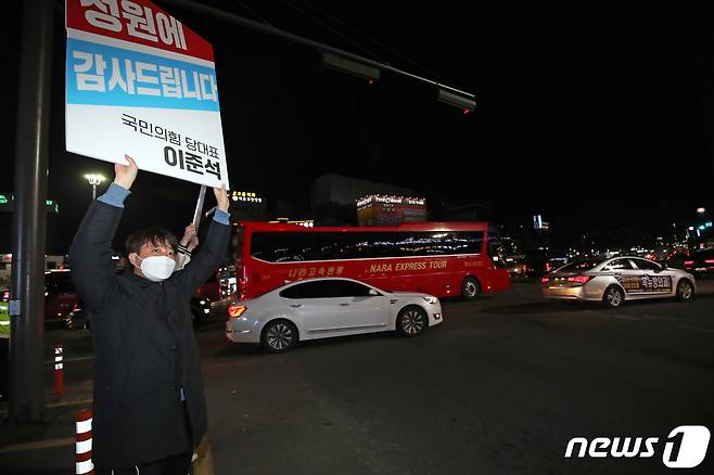 이준석 국민의힘 대표가 10일 오후 광주 남구 백운교차로에서 제20대 대통령선거 승리에 대해 퇴근길 감사 인사를 하고 있다. 2022.3.10/뉴스1 © News1 황희규 기자