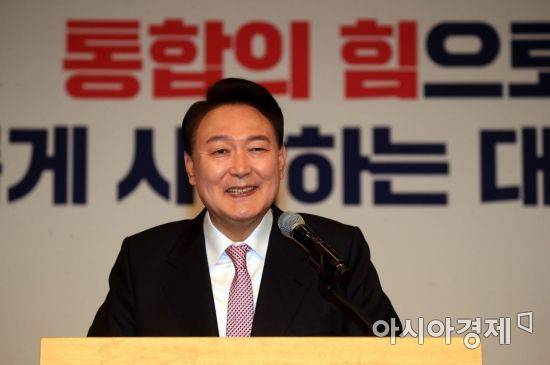 윤석열 대통령 당선인이 10일 오전 서울 여의도 국회 도서관에서 당선 인사 기자회견을 하고 있다./국회사진기자단