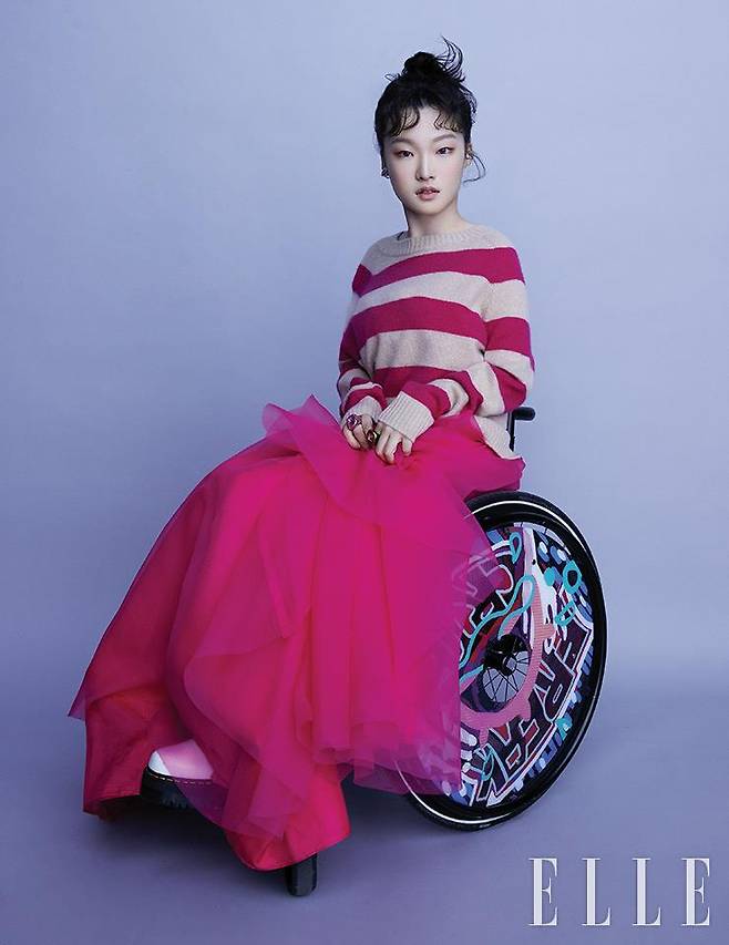 김지우가 입은 스트라이트 패턴의 니트는 Weekend Maxmara. 시폰 드레스는 스타일리스트 소장품. 앵클부츠는 Dr. Martens. 클립 이어링과 칵테일 링은 모두 Swarovski.