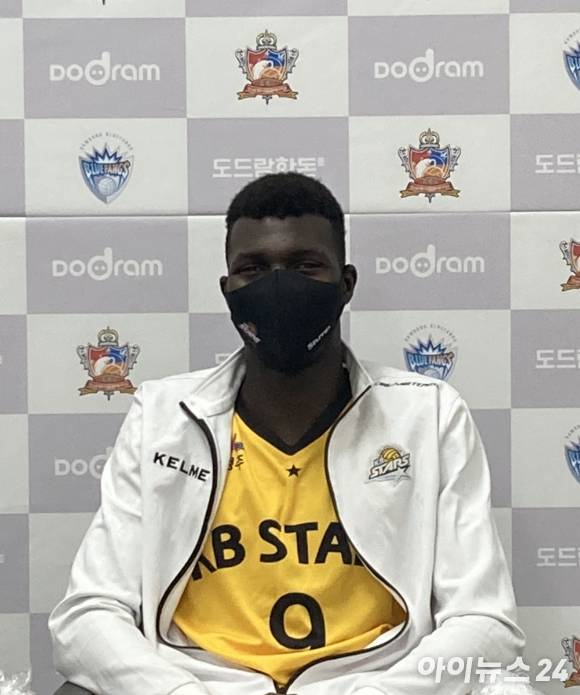 KB손해보험 케이타가 지난 8일 열린 삼성화재전이 끝난 뒤 인터뷰를 하는 자리에 여자프로농구 KB스타즈 유니폼을 입고 있다. [사진=아이뉴스24 포토 DB]