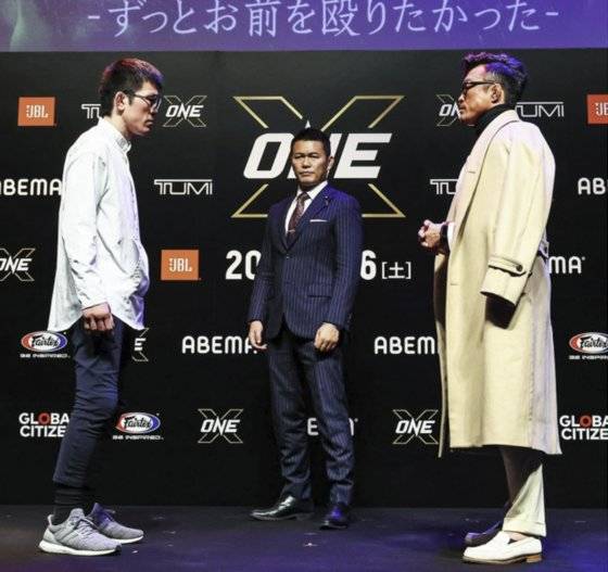 아오키 신야(왼쪽)는 수 차례 '한판 붙자'며 추성훈을 도발했다. [사진 원챔피언십]