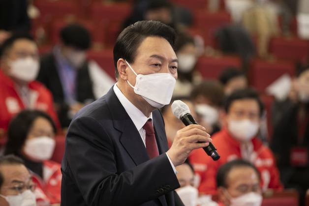 (서울=뉴스1) 구윤성 기자 = 윤석열 대통령 당선인이 10일 새벽 제20대 대통령 선거에서 당선을 확정 지은 후 국회 도서관에 마련된 개표 상황실을 찾아 감사인사를 하고 있다. 2022.3.10/뉴스1