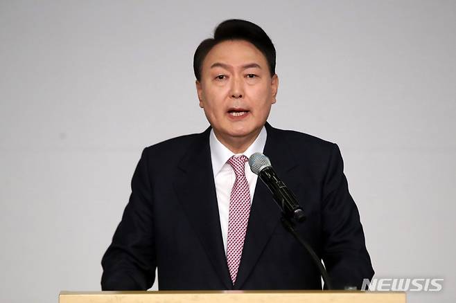 [서울=뉴시스] 김선웅 기자 = 윤석열 제20대 대통령 당선인이 10일 오전 서울 여의도 국회에서 당선 인사 기자회견을 하고 있다. 2022.03.10. mangusta@newsis.com