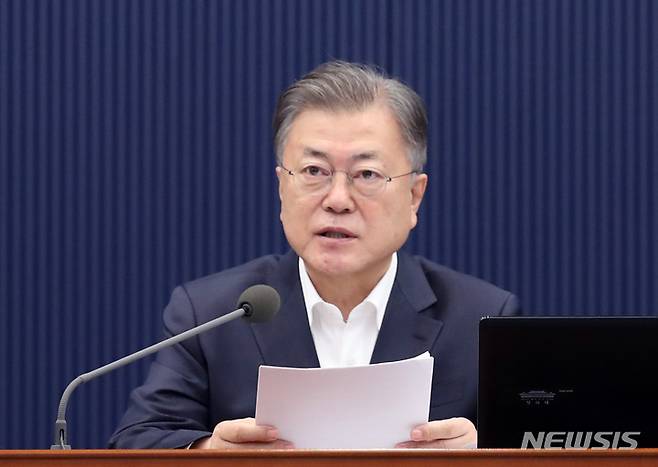 [서울=뉴시스] 김진아 기자 =  문재인 대통령이 8일 청와대 여민관에서 열린 영상 국무회의에서 자리에 앉고 있다. 2022.03.08. bluesoda@newsis.com