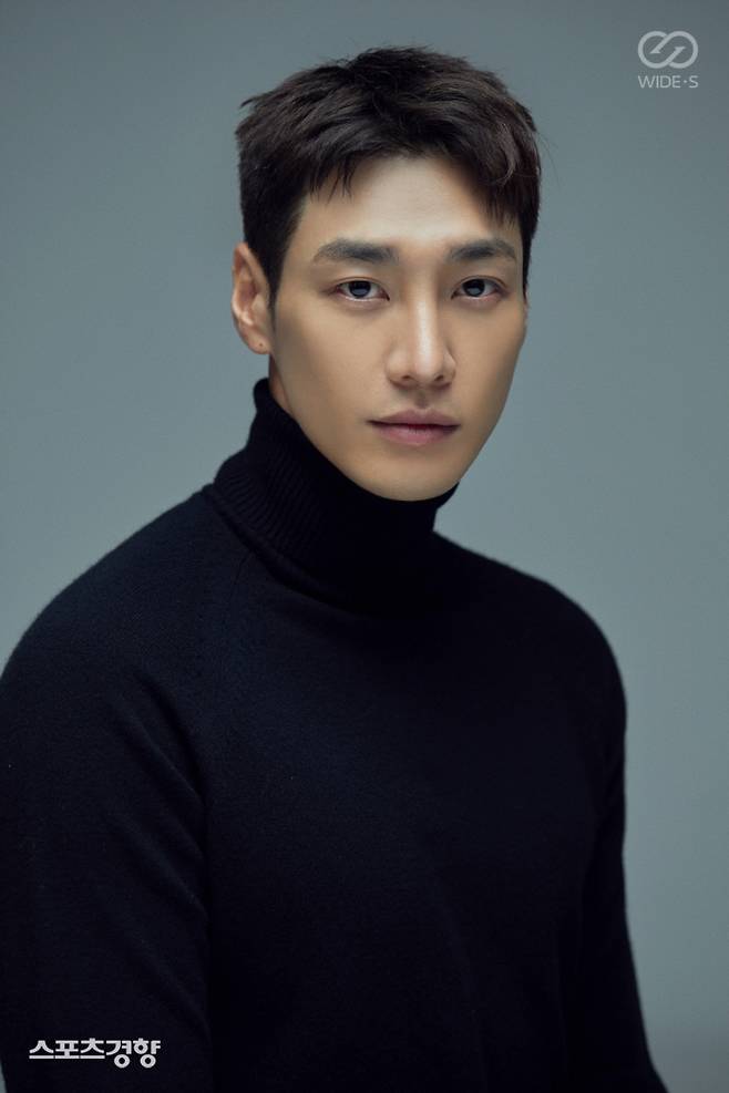 배우 김영광 프로필 이미지. 사진 와이드에스컴퍼니