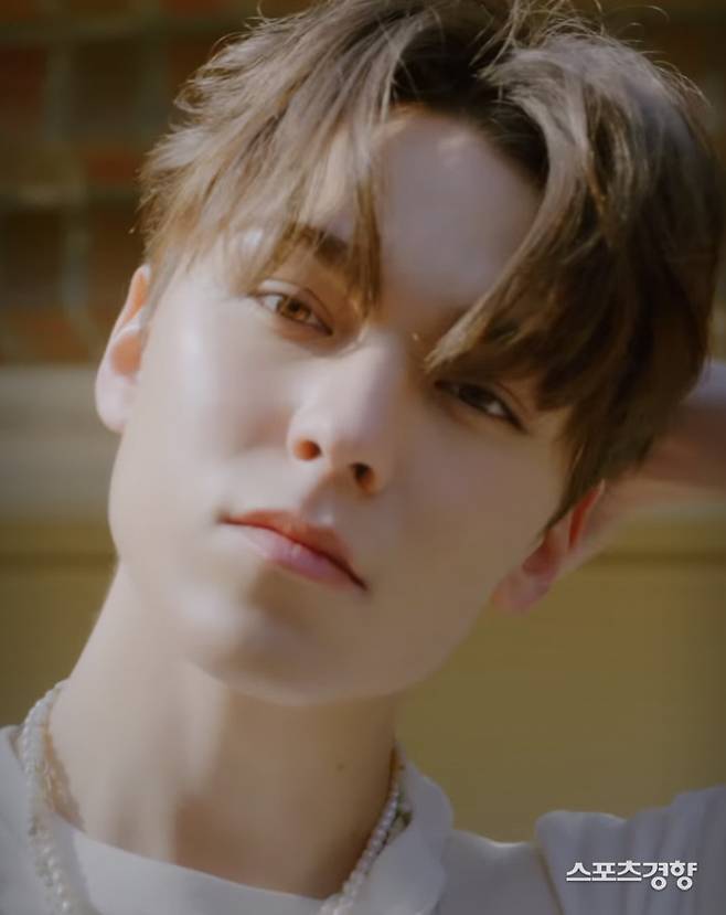 Group Seventeen Vernon boasted a Namshin visual.First Look Magazine (hereinafter referred to as First Look) released Vernons video picture on the official YouTube and social network service Instagram on the 10th, along with an article entitled The opening of the first look youth movie by 25 Vernon!First Look said, Its not heavenly, its a person.What is the real visual? He praised Vernons beauty, saying, His beauty, which appeared in the video after the picture, feels like a good eye even if you look at it again.Next week, Vernon will be on the mound and will read the comments, he said.Vernon, in the video, showed off her clean beauty by showing her wearing a blue shirt and a baseball jumper, and appeared in an ivory T-shirt and suspender pants with a skateboard, drawing attention from fans.Fans responded to the post, saying, What happened to Vernons face, It is a perfect high-teen, It is too handsome, and I am looking back for the 32nd time.Vernons video pictures can be seen on First Look Magazine Instagram and First Look YouTube.Meanwhile, Vernon has been actively engaged in international popularity, including interviews with famous American magazine Tinborg.