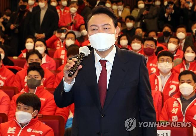 당선소감 밝히는 윤석열 대통령 당선인 (서울=연합뉴스) 백승렬 기자 = 윤석열 대통령 당선인이 10일 새벽 서울 여의도 국회도서관에 마련된 '국민의힘 제20대 대통령선거 개표상황실'을 찾아 소감을 밝히고 있다. 2022.3.10 [국회사진기자단] photo@yna.co.kr