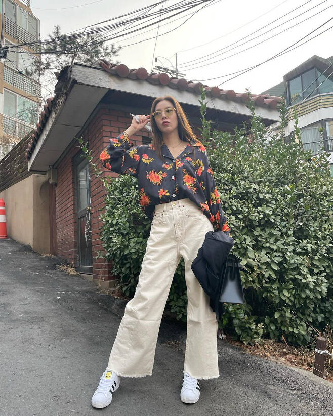 Singer and Actor Son Dam-bi shares daily photosOn the 11th, Son Dam-bi posted several photos on SNS saying Everyone is happy Friday.Son Dam-bi in the photo is wearing a colorful floral print shirt and making a frown.He also released a large bouquet of flowers, and netizens speculated that he had received it from the prospective groom Lee Kyou-hyuk.Meanwhile, Son Dam-bi will be raising former speed skater Lee Kyou-hyuk and Wedding ceremony on May 13th.