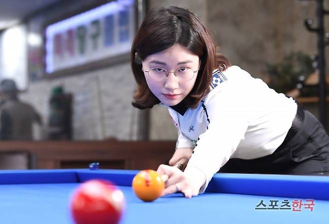 당구선수 이미래가 8일 경기도 분당구 서현동의 미래당구클럽에서 포즈를 취하고 있다. 사진=이혜영 기자 lhy@hankooki.com