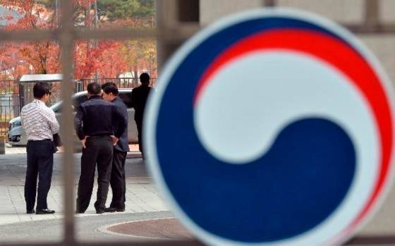 정부세종청사 직원들이 점심 식사를 마치고 복귀하고 있다.