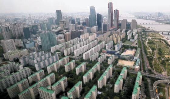 대선 이후 서울 재건축 시장에 봄기운이 돌고 있다. 여의도 63아트에서 바라본 여의도 일대 아파트 모습.뉴스1.