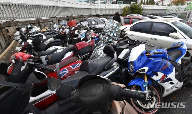 [수원=뉴시스] 김종택 기자 = 사진은 지난 2019년 11월 경기 수원시 영통구 장기방치차량보관소에 견인된 무단방치 차량과 이륜차량의 모습. 2022.03.11.semail3778@naver.com