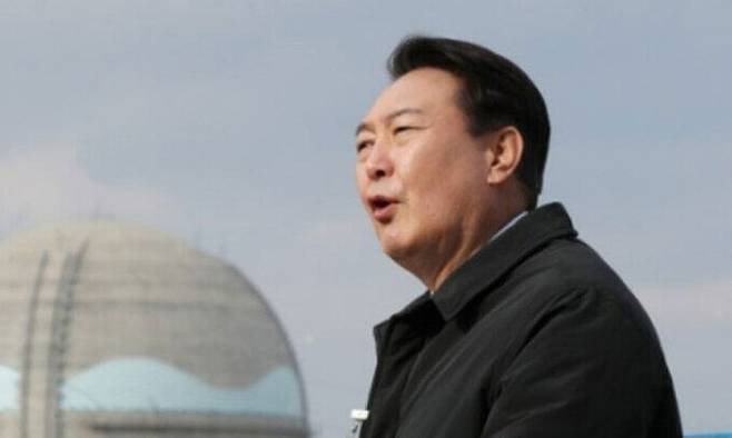 윤석열 국민의힘 대선 후보가 지난해 12월29일 경북 울진 신한울 3·4호기 건설현장을 방문해 "신한울 3·4호기 건설을 즉각 재개하고 원전 수출을 통해 일자리 10만개를 창출할 것"이라고 밝히고 있다. 울진=뉴시스