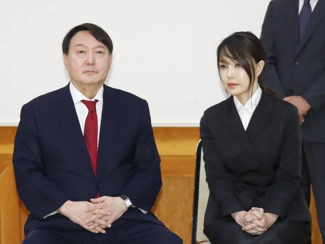 지난 2019년 7월 25일 당시 윤석열 신임 검찰총장이 청와대 본관에서 열린 검찰총장 임명장 수여식에 부인 김건희씨와 참석했다./연합뉴스