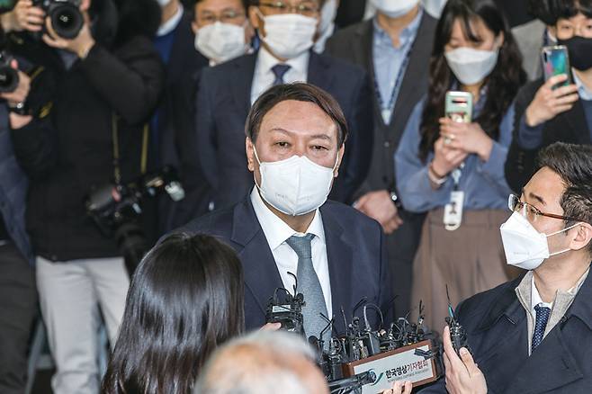 2021년 3월4일 사퇴를 표명한 윤석열 검찰총장이 서울 서초구 대검찰청을 나서며 취재진의 질문에 답하고 있다.ⓒ시사저널 최준필
