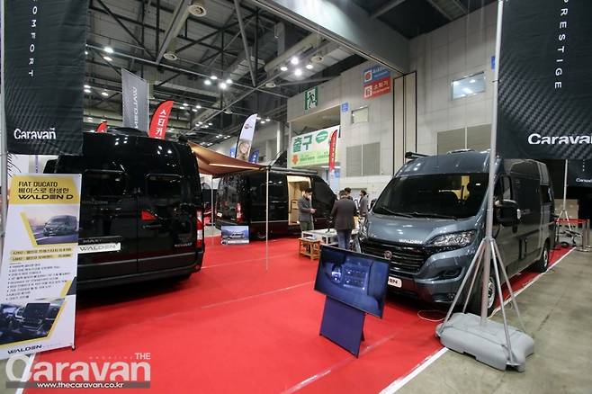 듀카토 베이스의 캠퍼밴을 선보이고 있는 월든모빌