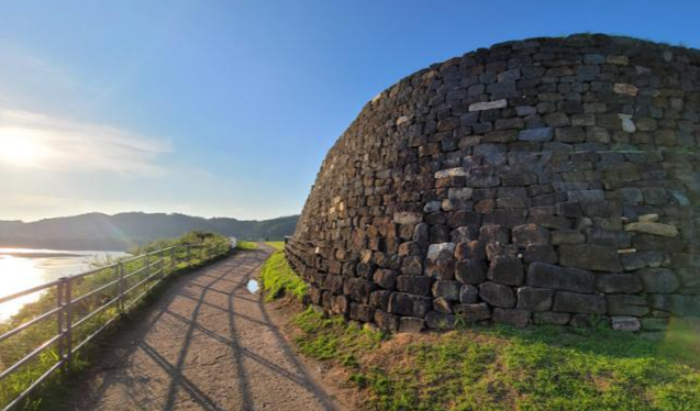성안으로 통하는 남쪽 회랑. 성의 남쪽 끝자락과 임진강 사이의 통로다