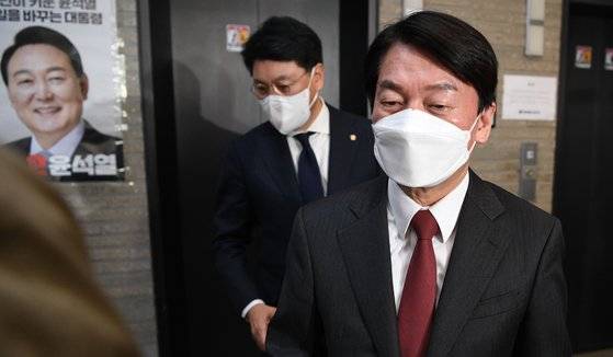 국민의당 안철수 대표가 11일 서울 여의도 국민의힘 중앙당사에서 윤석열 대통령 당선인과 오찬 회동을 마친 뒤 당사를 나서고 있다. 이준석 국민의힘 대표의 코로나19 양성 판정으로 두 사람의 오찬은 취소될 뻔 했으나, 두 사람 모두 신속항원검사 음성 판정을 받아 예정대로 진행됐다. 연합뉴스