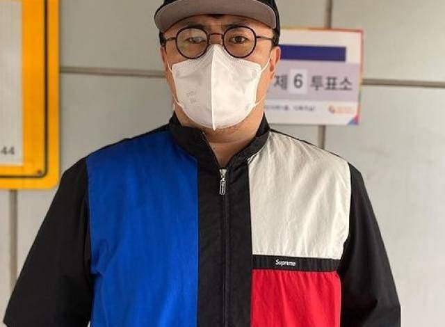 래퍼 데프콘이 지난 9일 대선 투표 후 공개한 사진. 주요 정당 상징 색깔이 섞인 옷을 입고 있다. 데프콘 SNS 캡처.