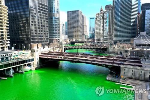 '성 패트릭 데이' 앞두고 시카고강 초록 염색 (AFP 연합뉴스 자료사진)
