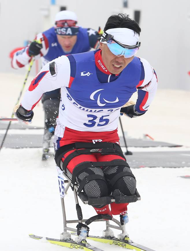 2022 베이징 동계패럴림픽 바이애슬론 인디비주얼 남자 좌식 12.5km 경기에서 신의현이 설원을 질주하고 있다. [대한장애인체육회 제공] 