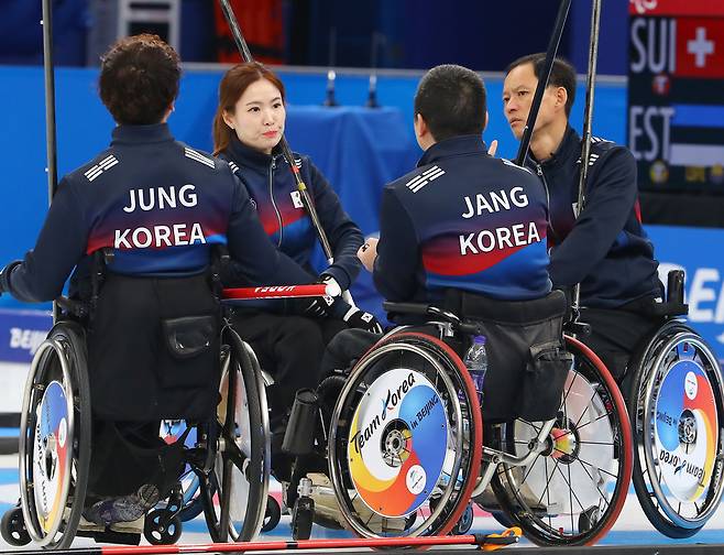 2022 베이징 동계패럴림픽 휠체어컬링에 출전한 한국 '장윤정고백'팀의 정성훈(왼쪽부터), 백혜진, 장재혁, 윤은구가 이야기를 나누고 있다. [대한장애인체육회 제공] 