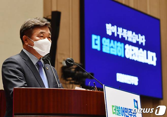 윤호중 더불어민주당 원내대표가 11일 오후 국회 예결위회의장에서 열린 의원총회에서 발언하고 있다. 대선 패배의 책임을 지고 지도부가 총사퇴한 민주당은 이 자리에서 윤호중 원내대표 중심의 비대위 체제를 의결하고 당 수습 방안을 논의한다. 2022.3.11/뉴스1 © News1 오대일 기자