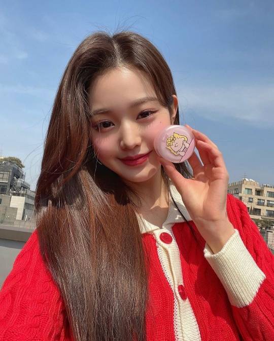 Group IVE Jang Won-young showed off her refreshing nectarJang Won-young posted several photos on her Instagram account on Wednesday, wearing a red knit.Jang Won-young in the public photo was proud of his youthful charm by winking with one eye closed in the background of the blue sky.It attracted attention especially by showing the juice with bright knit and makeup that felt springy.Meanwhile, the group IVE, which Jang Won-young belongs to, debuted to Eleven last December.