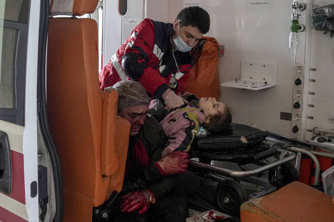 2월 27일 우크라이나 동부 마리우폴에서 한 여자아이가 러시아의 폭격으로 숨졌다. 응급 심폐소생술을 실시했으나 아이를 살려내지 못했다. 왼쪽에 아이의 아빠가 있다.   AP연합뉴스