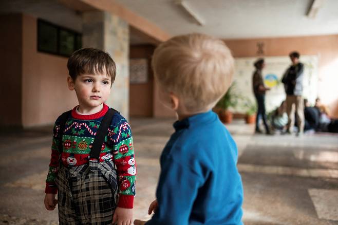 우크라이나 드로고비치의 한 학교에 마련된 임시 숙소에 아동들이 서 있다.   로이터연합뉴스