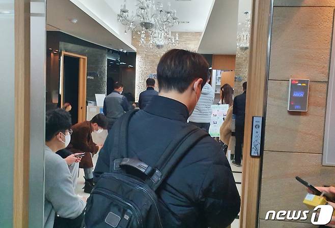 전문가가 시행한 신속항원검사 양성 결과도 코로나19 확진자로 인정하기로 한 첫날. 동네 병·의원들에는 아침 일찍부터 신속항원검사를 받기 위한 긴 줄이 늘어섰다. 2022.03.14./뉴스1 © News1 김정현 기자