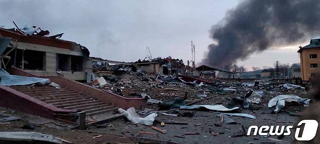 13일(현지시간) 우크라이나 르비우주 야보리우의 우크라이나군 기지가 러시아군의 공습으로 파괴됐다. 2022.03.13/news1 © 로이터=뉴스1