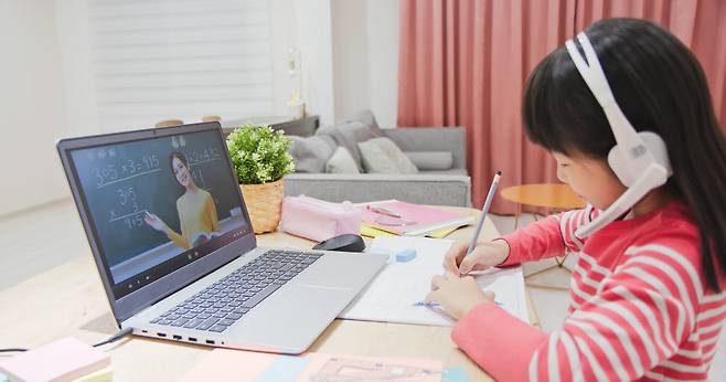 코로나19로 비대면 수업이 늘어나면서 동영상 강의를 듣는 것은 일상이 됐다. 그런데 많은 학생들이 시간을 아끼기 위해 동영상 강의를 정해진 속도보다 더 빠른 속도로 시청한다. (출처: Shutterstock)