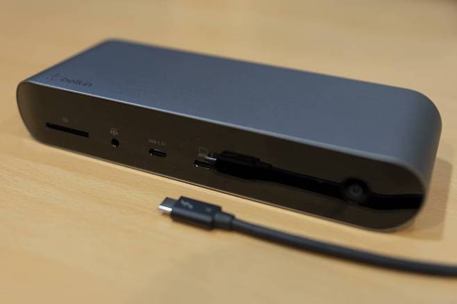 썬더볼트 4 노트북의 단자가 부족하다면, 독을 활용해 해결하자. 출처=IT동아