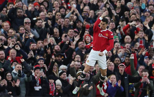 토트넘전에서 선제골을 터트린 호날두가 맨유 홈팬들 앞에서 호우 세리머니를 펼치고 있다. [로이터=연합뉴스]