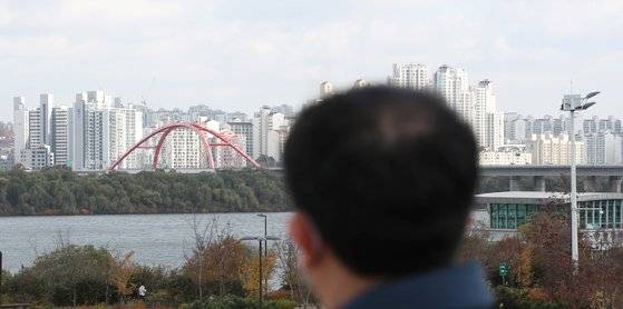 여의도에서 바라본 마포구 아파트 단지 모습. 뉴스1