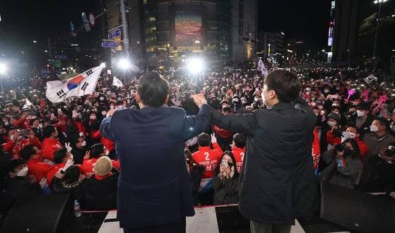 윤석열 대통령 당선인이 지난 5일 서울 노원구 노원역사거리에서 열린 유세에서 이준석 대표와 함께 지지를 호소하고 있다. 뉴스1