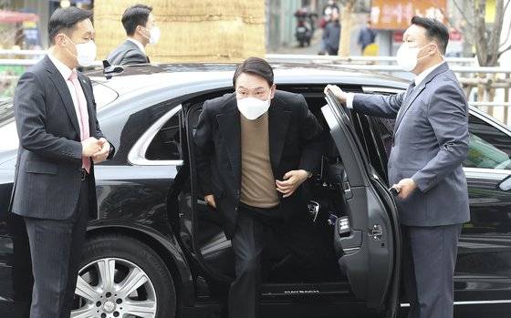 윤석열 대통령 당선인이 14일 당선 후 첫 외부 공식일정으로 서울 남대문시장으로 간담회를 위해 도착, 차량에서 내리고 있다. [뉴스1]
