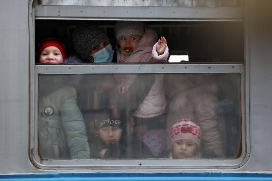 (프셰미실(폴란드)=뉴스1) 조태형 기자 = 러시아군이 우크라이나 수도인 키이우를 비롯해 하르키우, 마리우폴, 수미에서 민간인 대피를 위한 인도주의 통로를 개방키로 한 7일(현지시간) 키이우를 출발해 르비브를 지나 우크라이나 접경 도시인 폴란드 프셰미실 중앙역에 도착한 열차에서 피란민들이 창밖을 바라보고 있다. 2022.3.8/뉴스1
