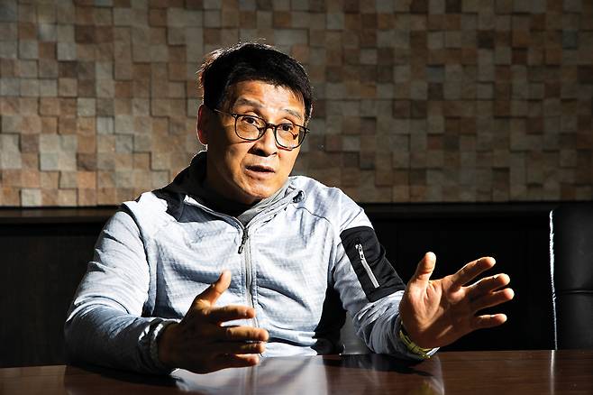 '등산장비는 왜 이렇게 비쌀까?’라는 호기심으로부터 여기까지 왔다고 말하는 박영준씨.