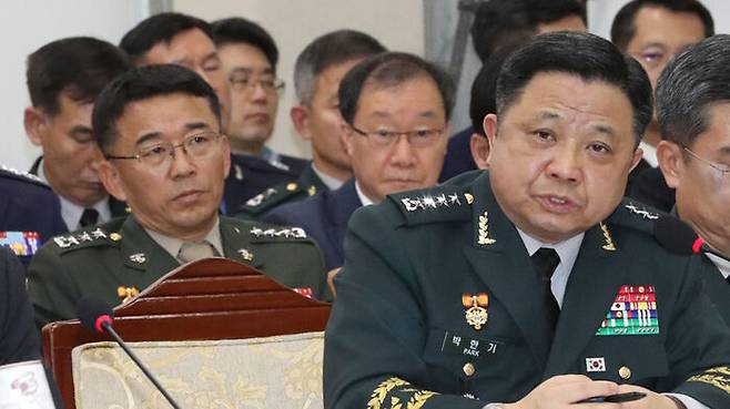 2019년 10월 국정감사에 참석한 박한기 의장(앞줄)과 이승도 사령관(2번째줄 왼쪽)